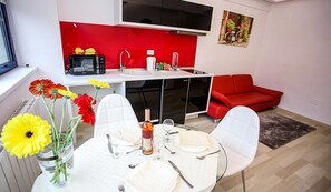 Apartment, 2 Bedrooms | Private kitchenette | Microwave, stovetop, coffee/tea maker, cookware/dishes/utensils - Iassium Residence Copou (Iasi)
