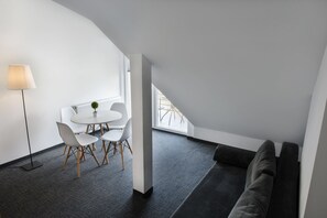 Comfort-Apartment, 2 Schlafzimmer | Wohnbereich | Flachbildfernseher
