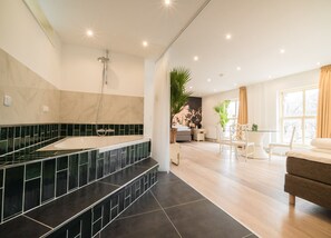 Habitación triple romántica (104 Chic Luau) | Baño | Regadera, amenidades de baño gratuitas, secadora de cabello, toallas 