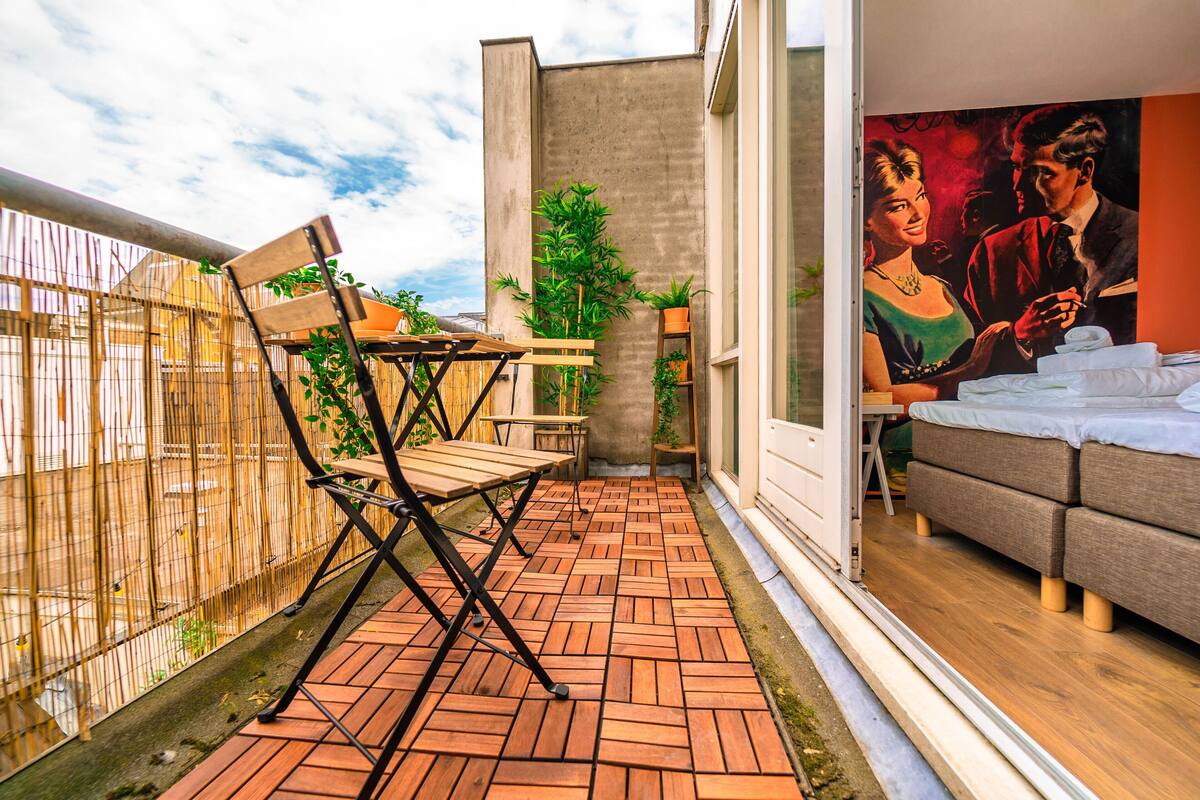 Habitación de lujo doble (203 Luau Church View) | Ropa de cama de alta calidad, colchones viscoelásticos, cortinas opacas