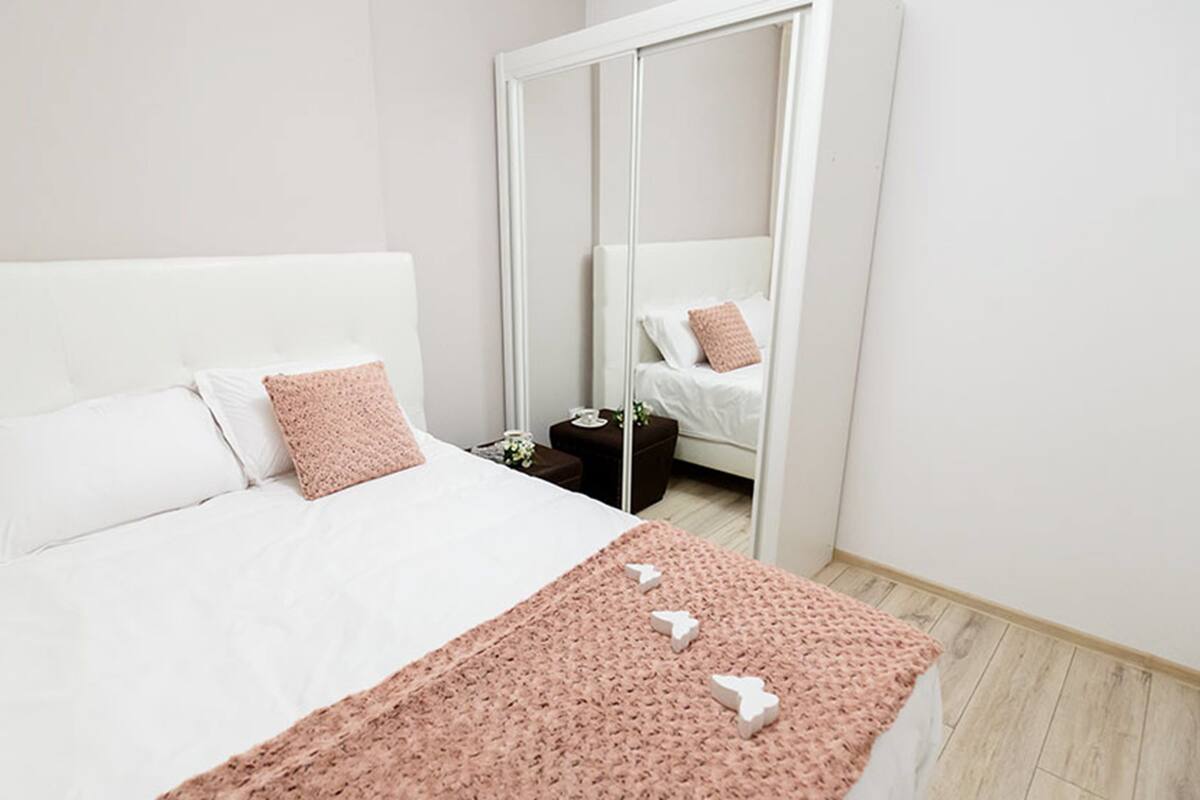 1 soverom, minibar, skrivebord og lydisolert