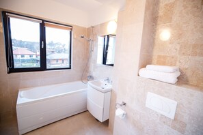 Douche, articles de toilette (gratuits), séchoir à cheveux