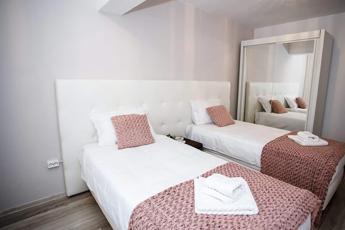 Deluxe appartement, 1 slaapkamer | 1 slaapkamer, een minibar, een bureau, geluiddichte muren