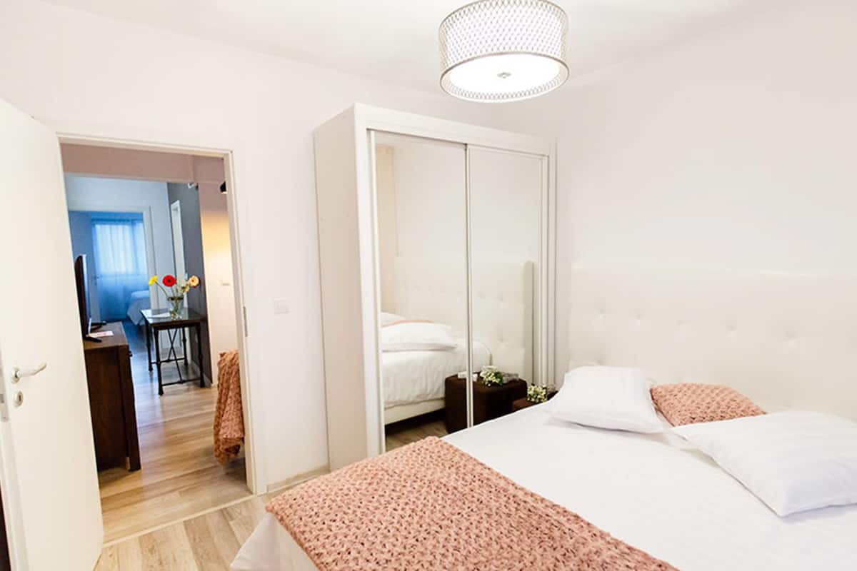 Deluxe appartement, 2 slaapkamers | 1 slaapkamer, een minibar, een bureau, geluiddichte muren