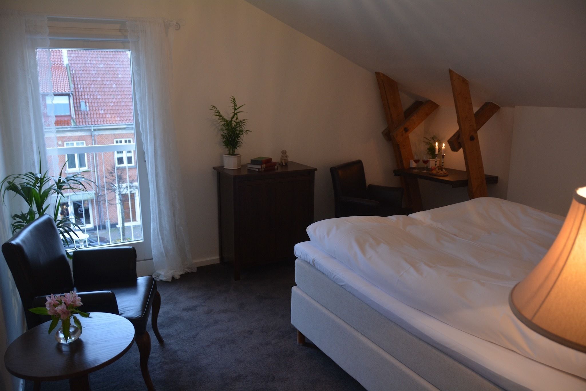 soundproofing, free wifi, bed sheets