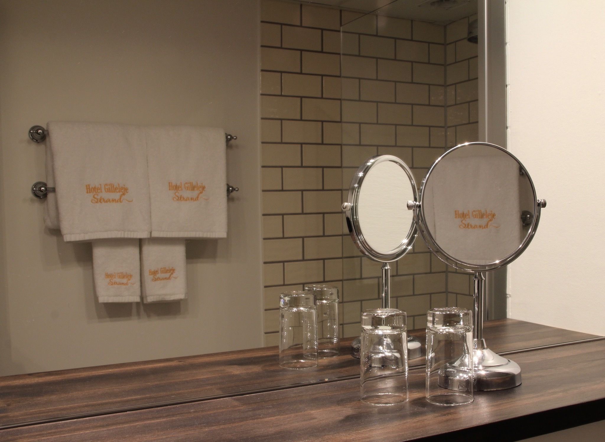 standard double room | bathroom | shower, free toiletries, hair dryer, towels