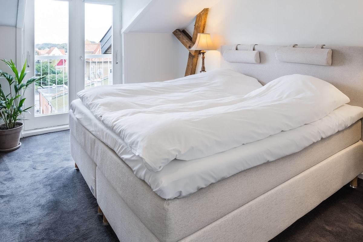 soundproofing, free wifi, bed sheets