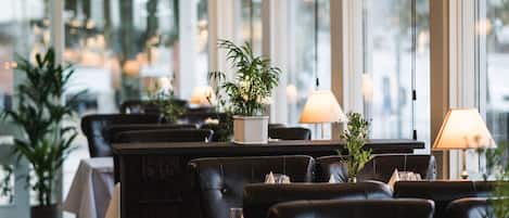 Petit déjeuner et déjeuner servis sur place, spécialités Cuisine locale