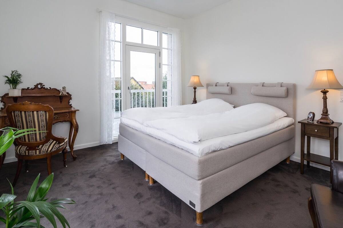 soundproofing, free wifi, bed sheets