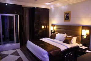 Honeymoon-Zimmer | Hochwertige Bettwaren, Zimmersafe, Schreibtisch