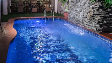 Una piscina techada, una piscina al aire libre de temporada, sombrillas