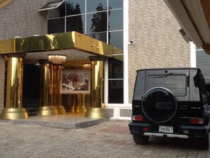 Free self-parking - E-Suite Hotel (Abuja)