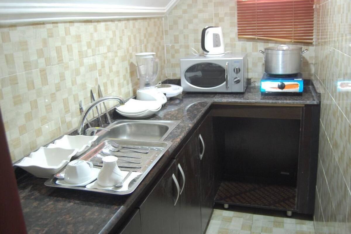 Coffee/tea maker, fridge