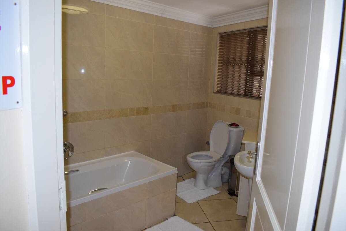 Deluxe Room, 1 Queen Bed | Bathroom | Combined shower/bathtub, free toiletries, towels