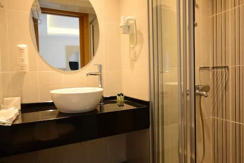 Dusche, kostenlose Toilettenartikel, Haartrockner, Hausschuhe