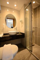 Duş, ücretsiz banyo/kozmetik ürünleri, saç kurutma makinesi, terlik 