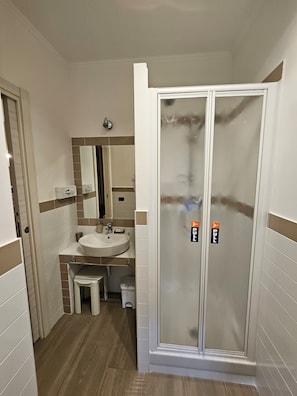 Habitación Deluxe | Baño | Ducha, artículos de higiene personal gratuitos, secador de pelo y bidé