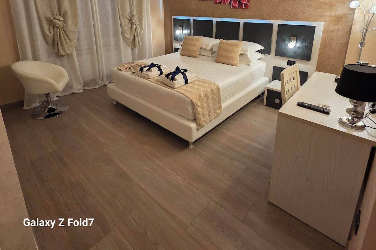 Habitación Deluxe | Ropa de cama de alta calidad, minibar, caja fuerte y escritorio