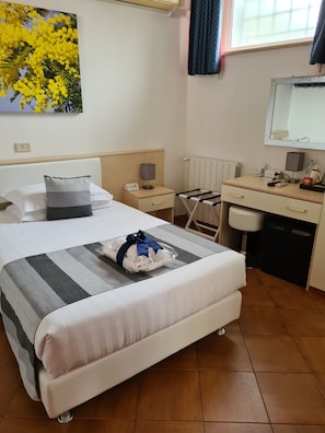 Habitación individual, baño privado | Ropa de cama de alta calidad, minibar, caja fuerte y escritorio