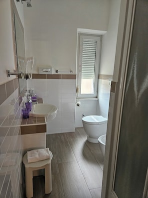 Habitación Deluxe | Baño | Ducha, artículos de higiene personal gratuitos, secador de pelo y bidé