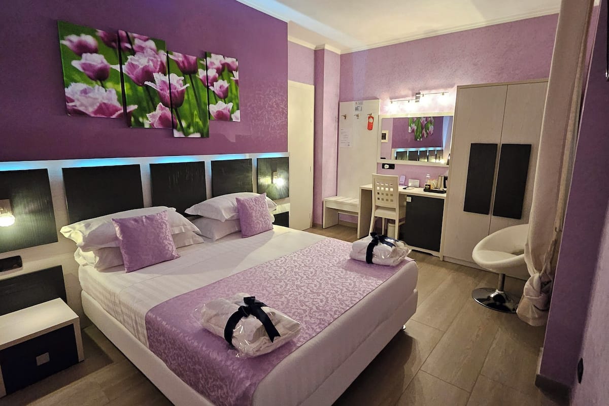 Deluxe Room | Premium bedding, minibar, in-room safe, desk