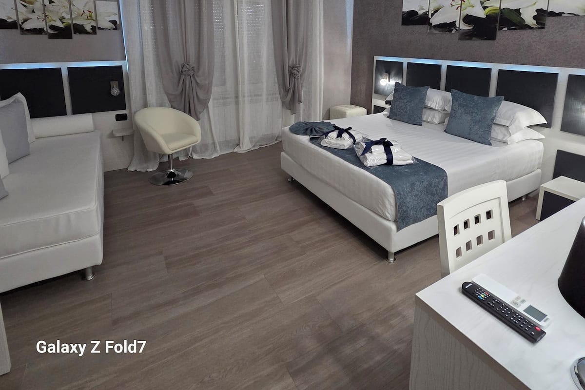 Habitación superior | Ropa de cama de alta calidad, minibar, caja fuerte y escritorio