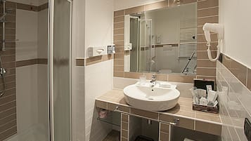 Habitació superior | Bany | Dutxa, articles de tocador gratuïts, assecador de cabells i bidet
