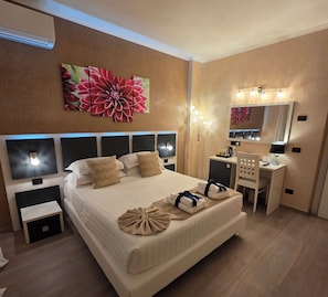 Deluxe Room | Premium bedding, minibar, in-room safe, desk - Albis Rooms Guest House (Fiumicino)
