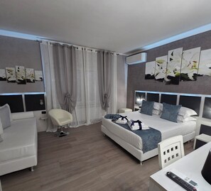 Habitación superior | Ropa de cama de alta calidad, minibar, caja fuerte y escritorio