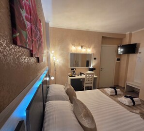 Habitación Deluxe | Ropa de cama de alta calidad, minibar, caja fuerte y escritorio