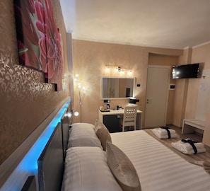 Habitación Deluxe | Ropa de cama de alta calidad, minibar, caja fuerte y escritorio