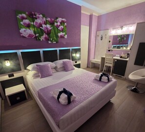 Habitación Deluxe | Ropa de cama de alta calidad, minibar, caja fuerte y escritorio