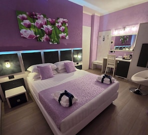 Habitación Deluxe | Ropa de cama de alta calidad, minibar, caja fuerte y escritorio