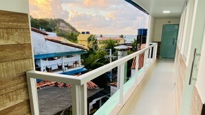 Un pasillo con vista a un pueblo costero a través de un separador de vidrio.