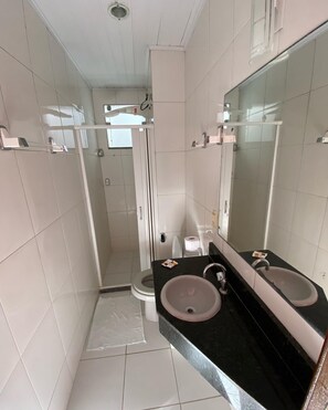 تجهيزات دش، مستلزمات مجانية للعناية الشخصية، مناشف، صابون