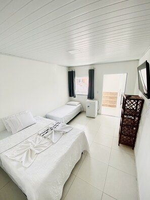 Standard Triple Room | Iron/ironing board, free WiFi - Piratas Do Morro Pousada - Hostel (Cairu)
