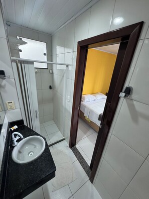 Economy Double Room | Bathroom | Shower, free toiletries, towels, soap - Piratas Do Morro Pousada - Hostel (Cairu)