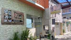 Un edificio con un cartel que dice 'Piratas do Morro' y una zona de recepción.