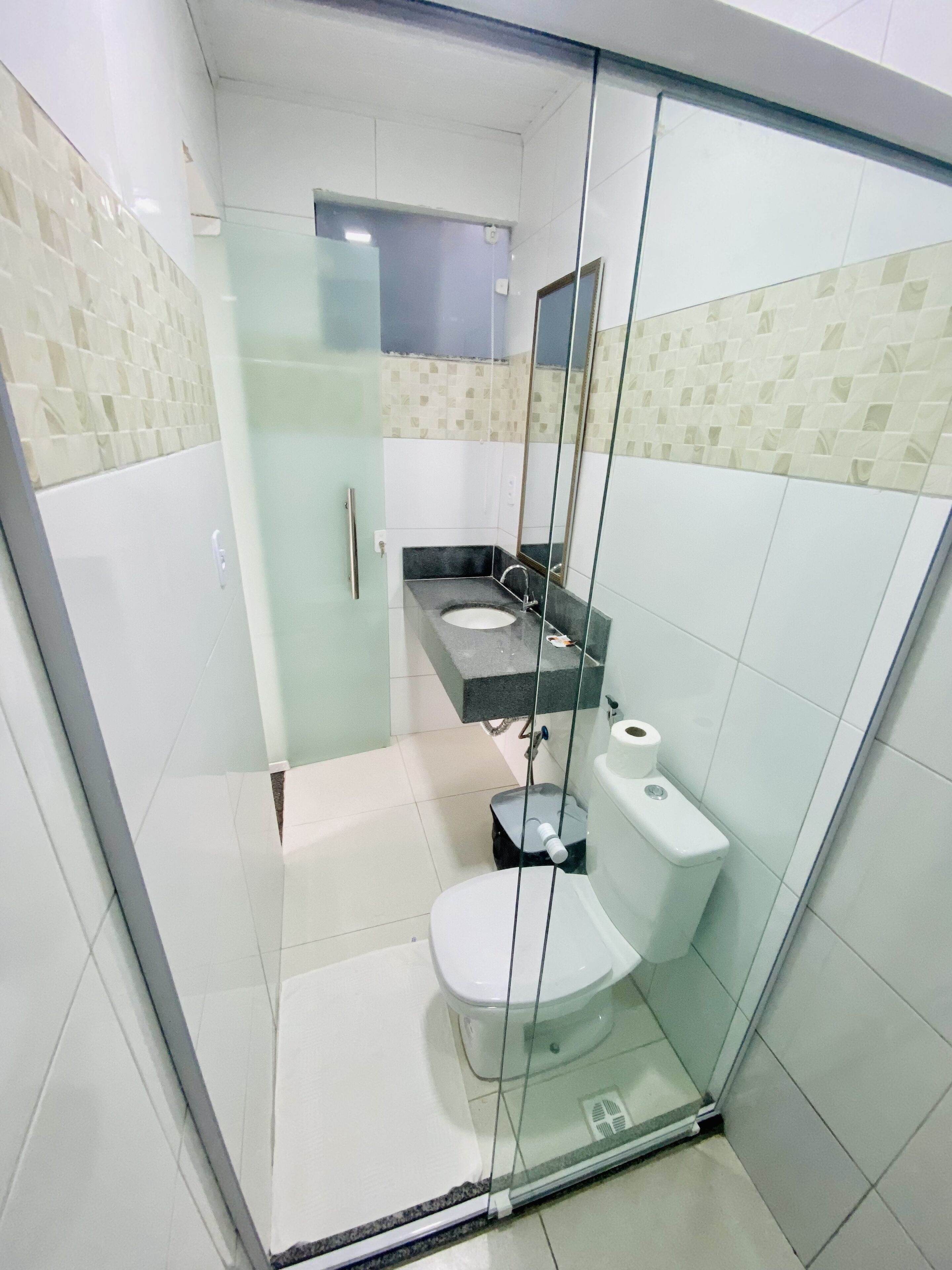 Douche, articles de toilette gratuits, serviettes fournies, savon