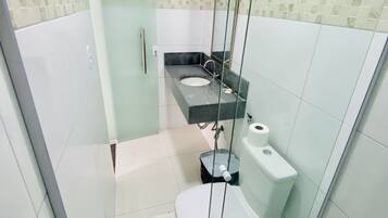 Douche, articles de toilette gratuits, serviettes fournies, savon