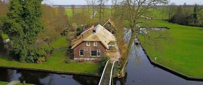 Property grounds - The Black Sheep Hostel (Giethoorn)