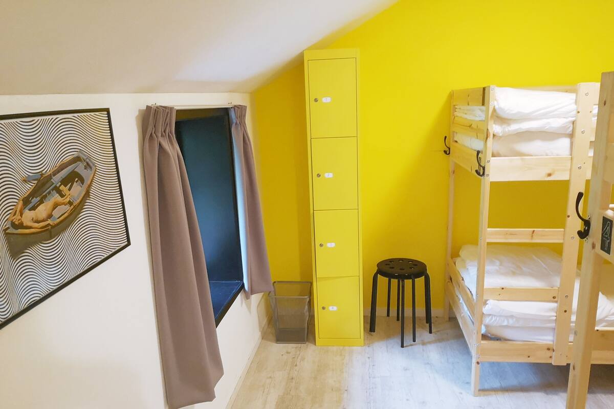 Bed in Shared Dormitory, Mixed Dorm, Shared Bathroom (8 beds) | Brankas, tirai kedap cahaya, Wi-Fi gratis, dan seprai linen