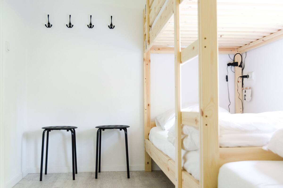 Bed in Shared Dormitory, Women only, Shared Bathroom (4 beds) | Brankas, tirai kedap cahaya, Wi-Fi gratis, dan seprai linen