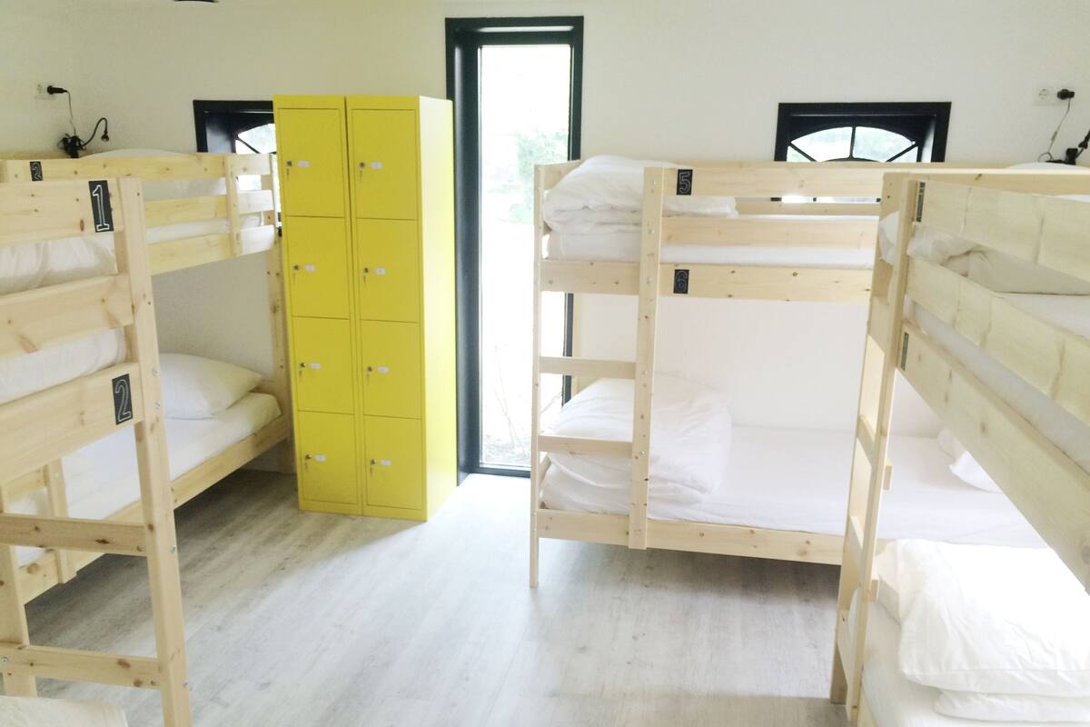 Bed in Shared Dormitory, Women Only, Shared Bathroom (8 beds) | Brankas, tirai kedap cahaya, Wi-Fi gratis, dan seprai linen