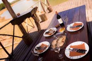 Outdoor dining - Le Chateau du Lac (Mantasoa)