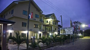 Bagian depan properti - sore/malam