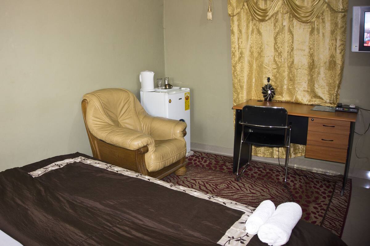 Quarto casal | Roupas de cama premium, escrivaninha, Wi-Fi de cortesia
