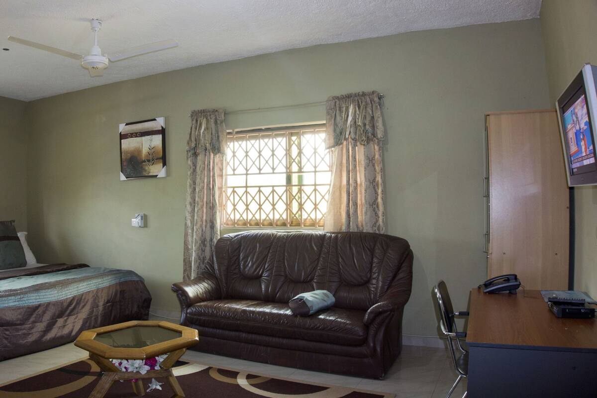 Quarto executivo, 1 cama King | Roupas de cama premium, escrivaninha, Wi-Fi de cortesia