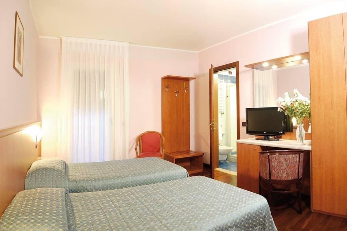 Kamer, 1 twee- of 2 eenpersoonsbedden, balkon | Een minibar, een bureau, verduisterende gordijnen, geluiddichte muren