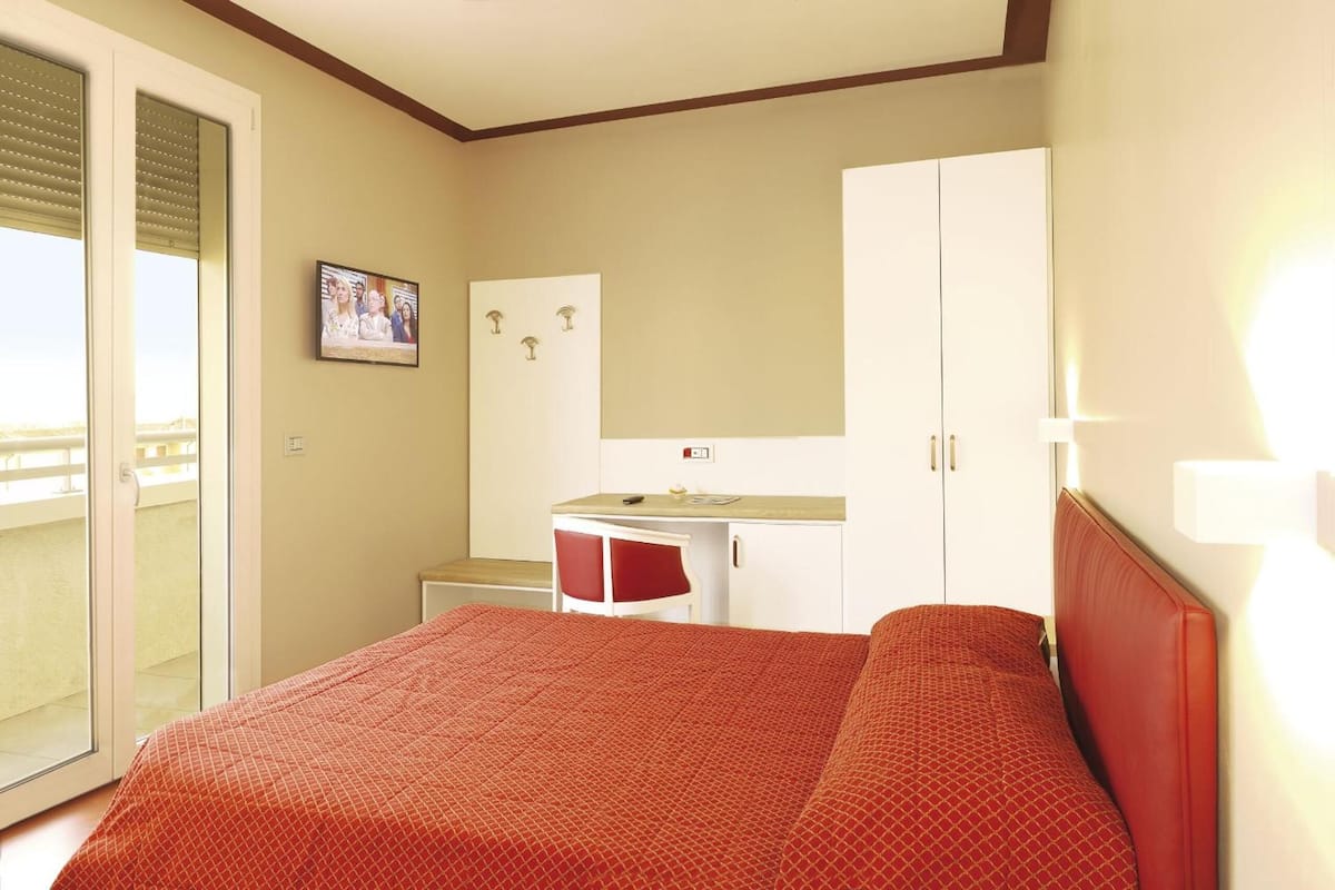 Eenpersoonskamer, balkon | Een minibar, een bureau, verduisterende gordijnen, geluiddichte muren